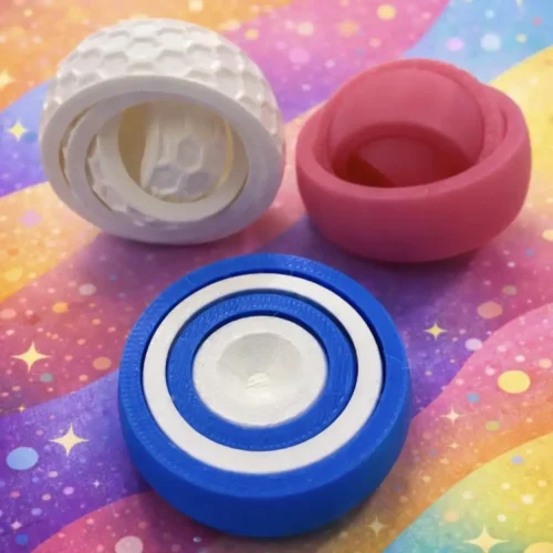 Objeto táctil con anillos giratorios que relaja y favorece la concentración.